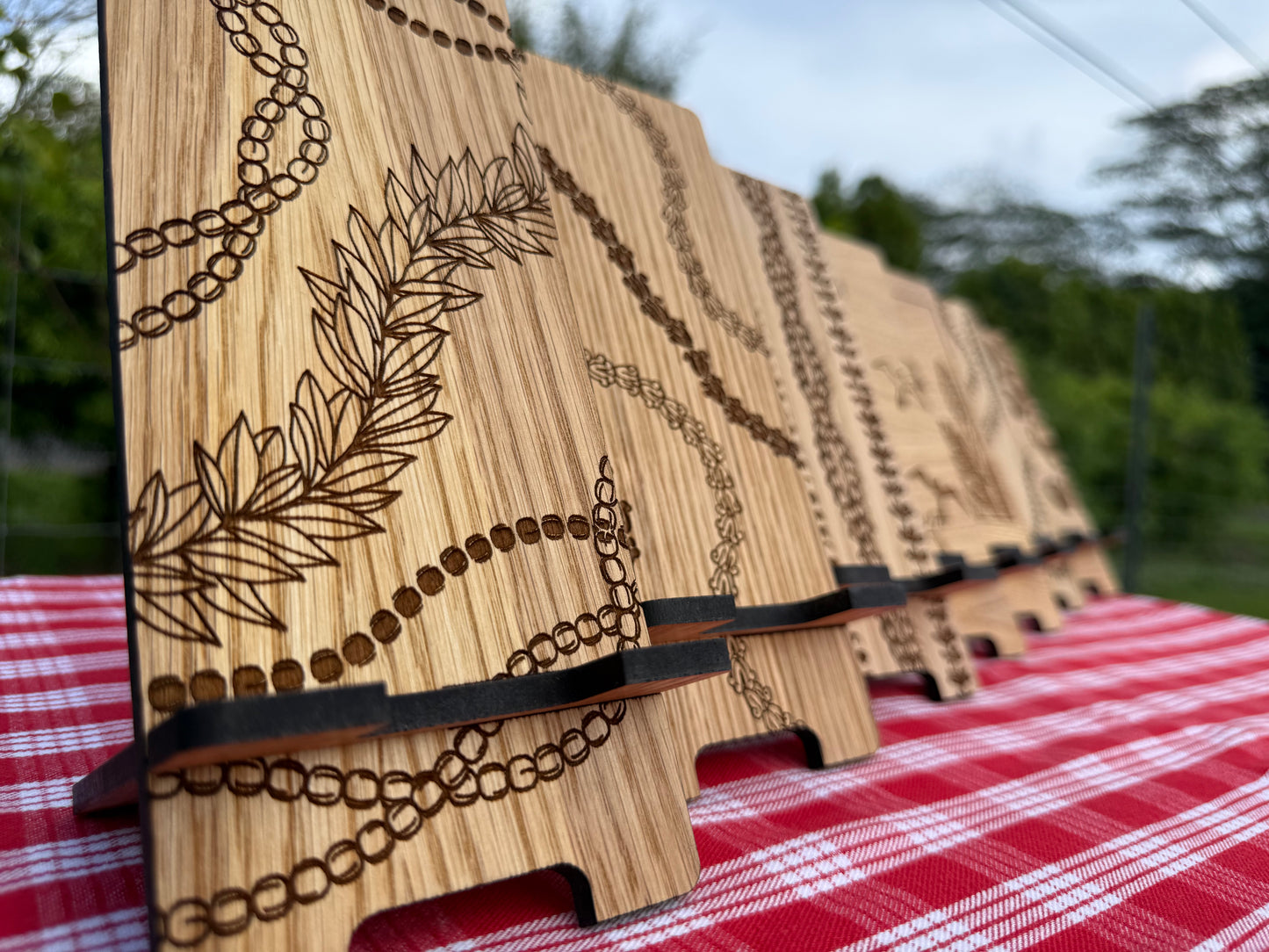 Maile & Pīkake Lei Phone Stand